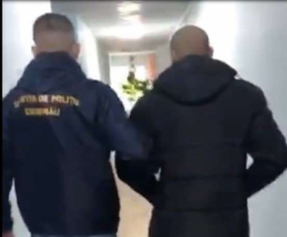 Un ucigaș, reținut de poliție, după ce a violat o femeie la Ciocana. „Am lovit-o cu sticla în cap”